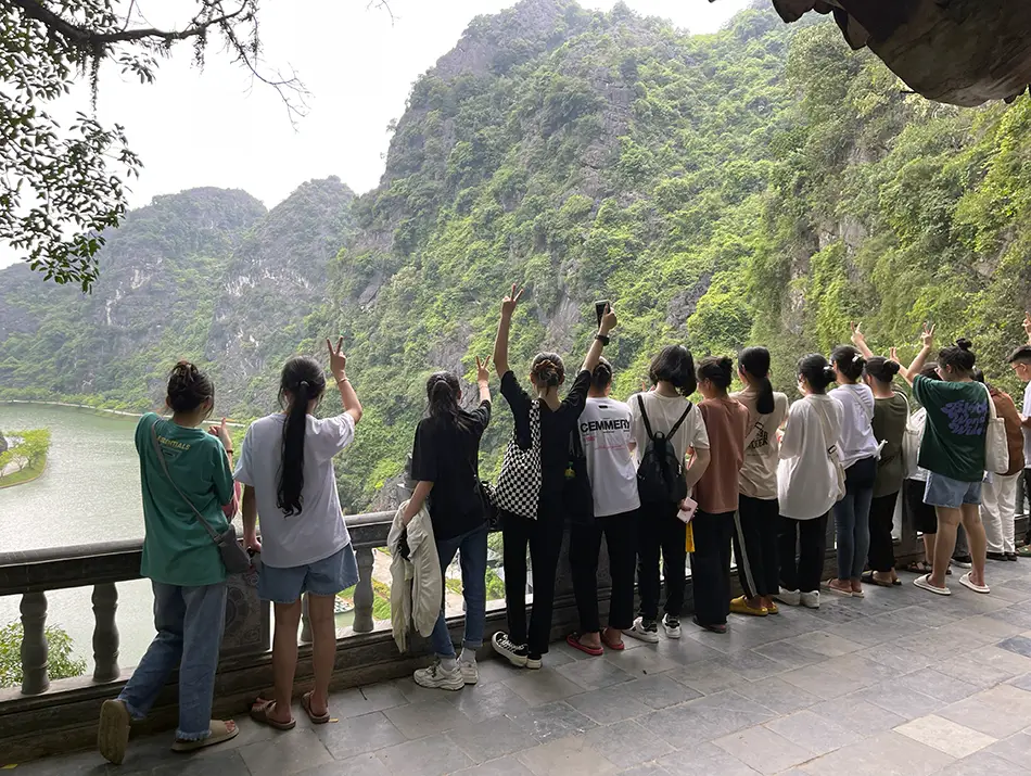 Families and children enjoying a limestone valley viewpoint in Ninh Binh during Vietnam’s pleasant winter travel season.