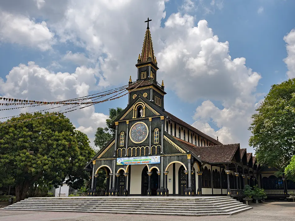 Kon Tum’s wooden church with Gothic and local influences, a hidden cultural landmark in Vietnam’s Central Highlands