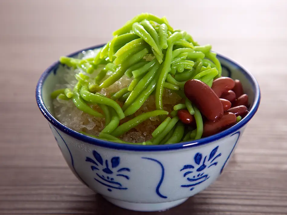 Shaved ice cendol with green jelly noodles and gula melaka syrup, part of the best desserts in Malaysia.