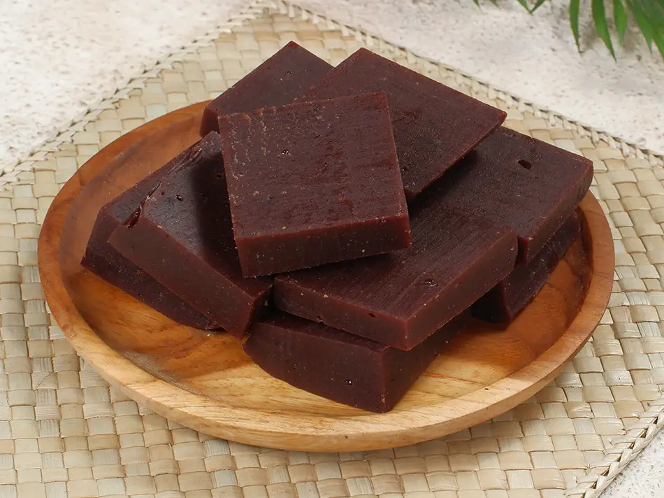 Sticky brown dodol candy made from coconut milk and palm sugar.