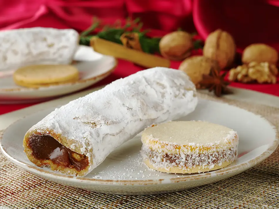Guargüero pastry tubes filled with manjar blanco, dusted with sugar in Moquegua.