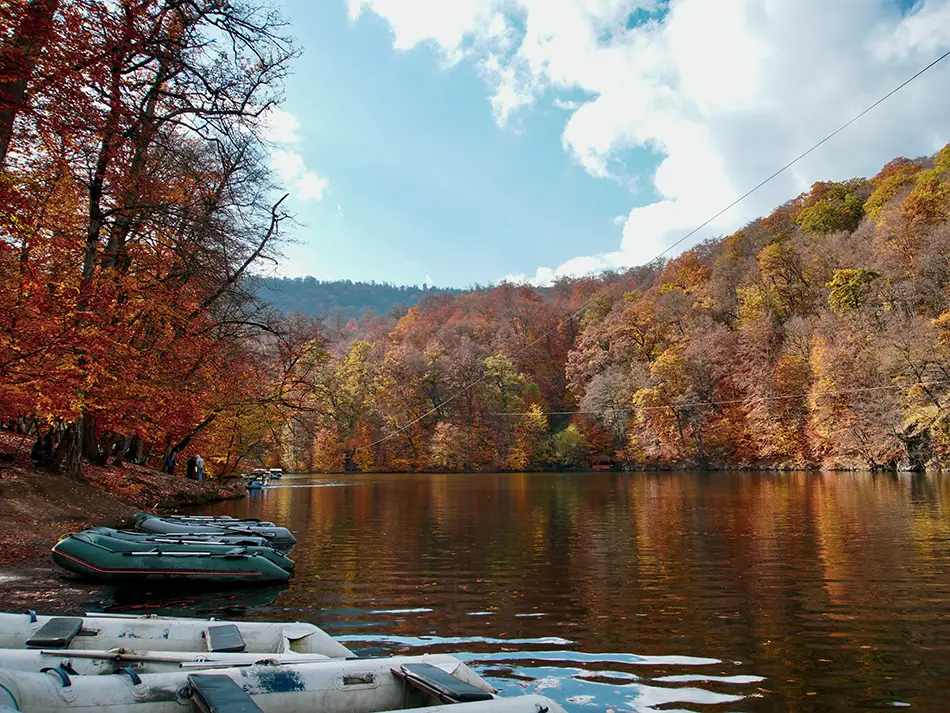 Calm lake and fall colors in Dilijan National Park, suggesting the best time to visit Dilijan.