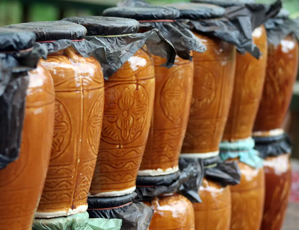 Sra Peang, Cambodian fermented rice wine served in jars, a unique drink in Cambodia food culture