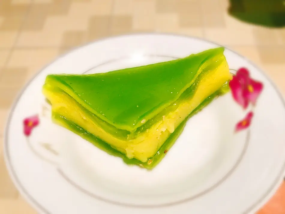 Steamed layer cake with pandan and mung bean paste layers, a famous Vietnamese sweet.