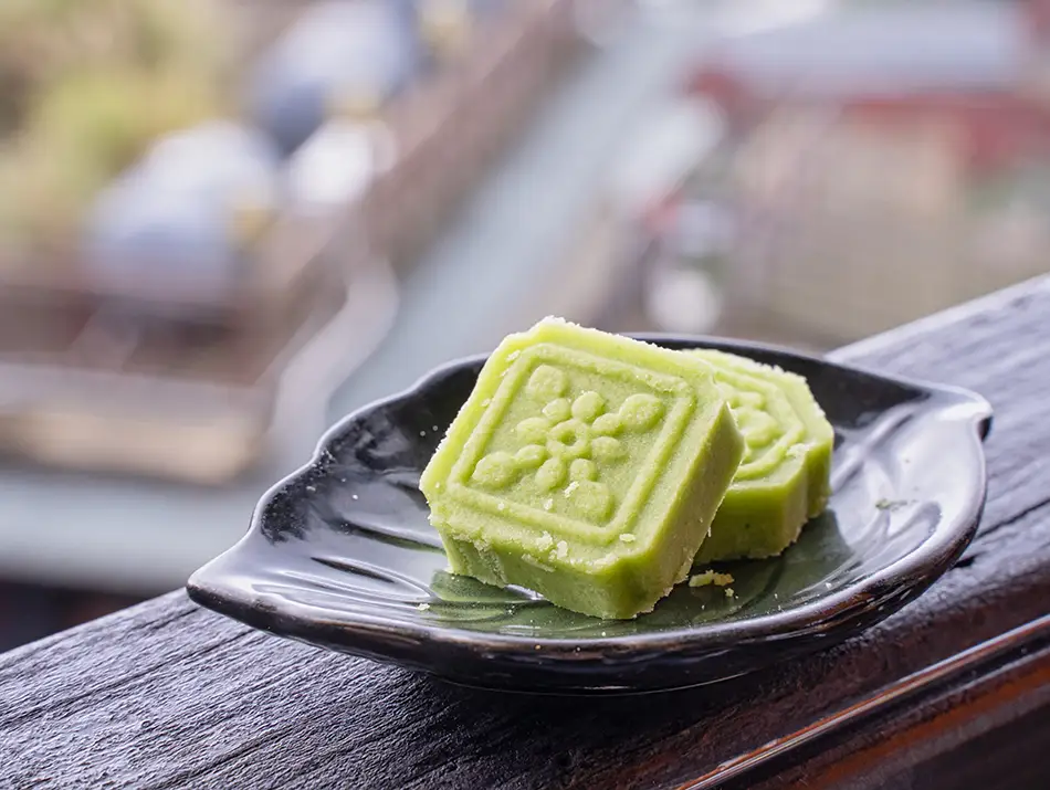 Cubes of mung bean pastry