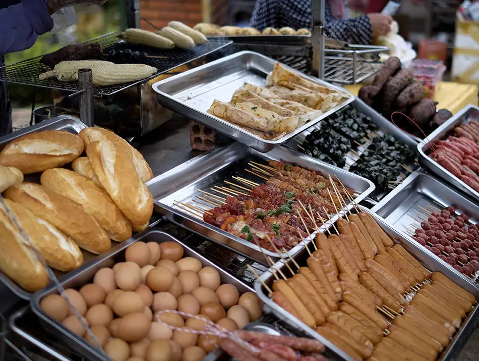 Street food stalls with some of the best dishes to try in Dalat.