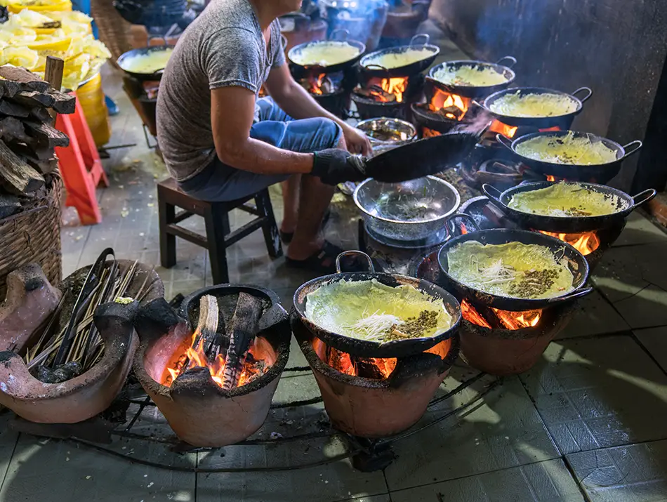 Authentic process of Bánh Xèo cooking on the streets of Ho Chi Minh City
