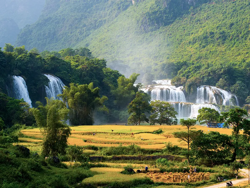 Best thing to see in Ban Gioc – the waterfall cascades crossing the China–Vietnam border.