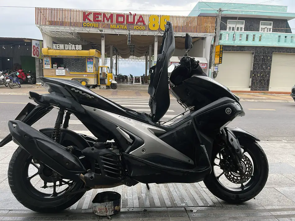 Motorbike oil change during a road trip in Vietnam showing basic maintenance for long distance travel