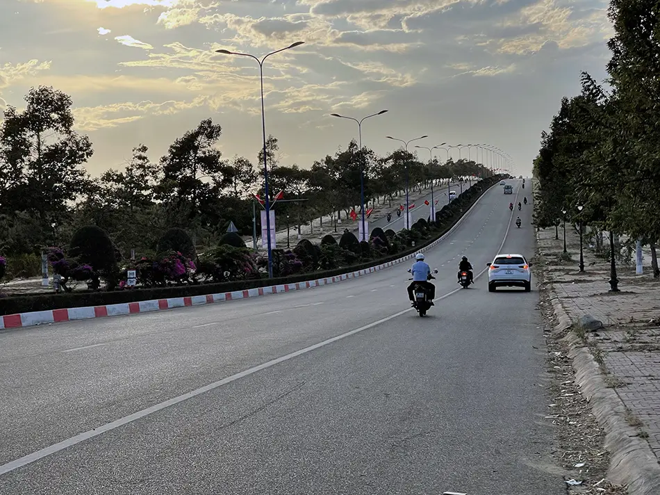 The coastal road connecting Mui Ne with Phan Thiet.