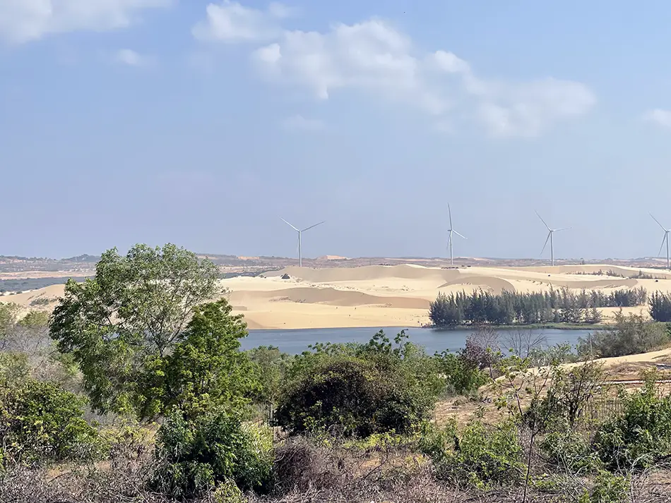 road-near-mui-ne-sand-dunes-landscape