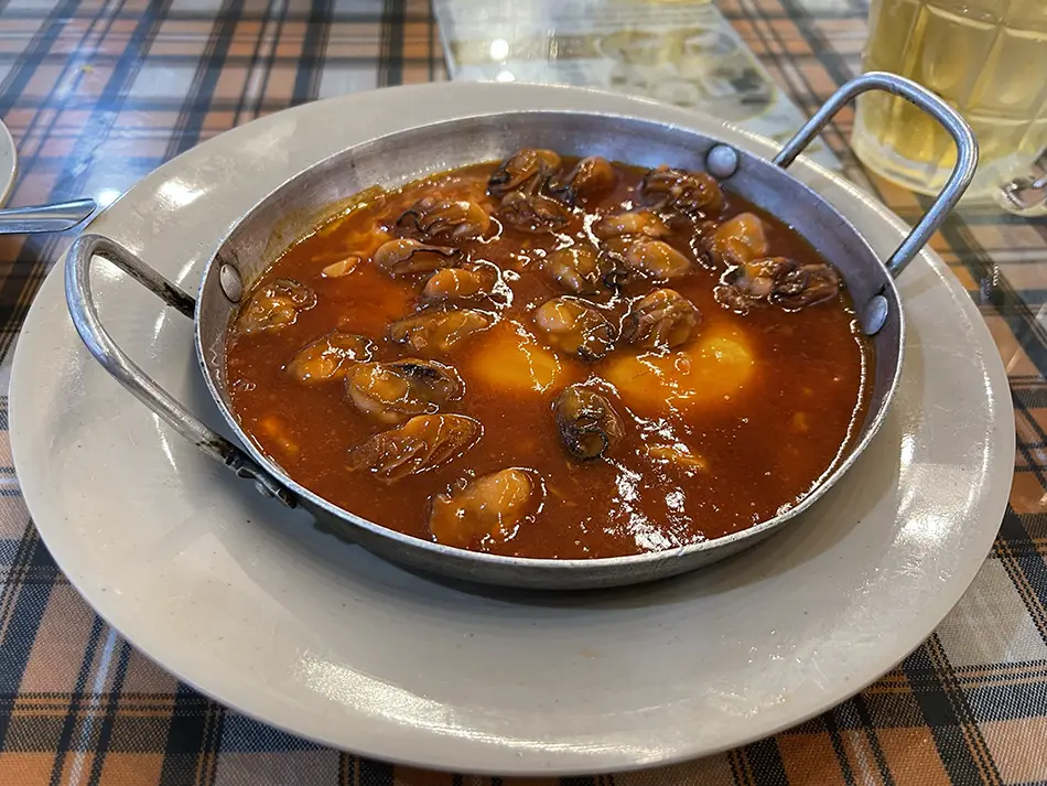 Bowl of Hau Ne, sizzling oysters with egg in red sauce.